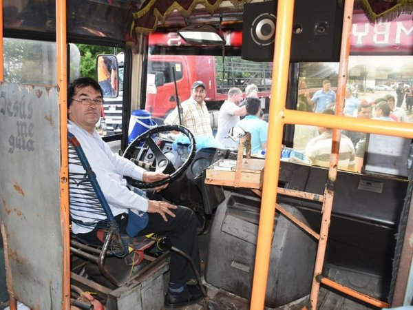 Chofer de la línea 18 se encadena a su colectivo sobre Acceso Sur