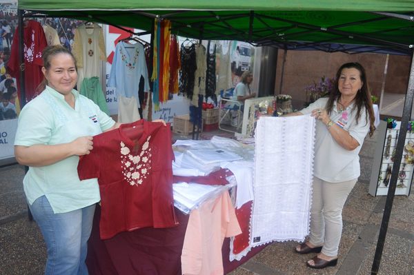 Feria Kuña Rembiapo ofrece productos de artesanas