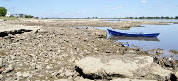 Descenso del río se torna preocupante y ya pone en apuros a grandes embarcaciones - Nacionales - ABC Color