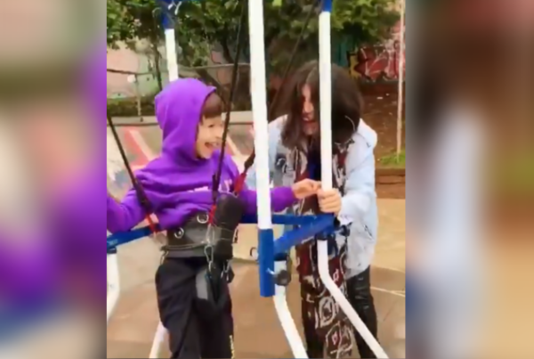 El fascinante momento en que un niño con parálisis cerebral sube a una patineta