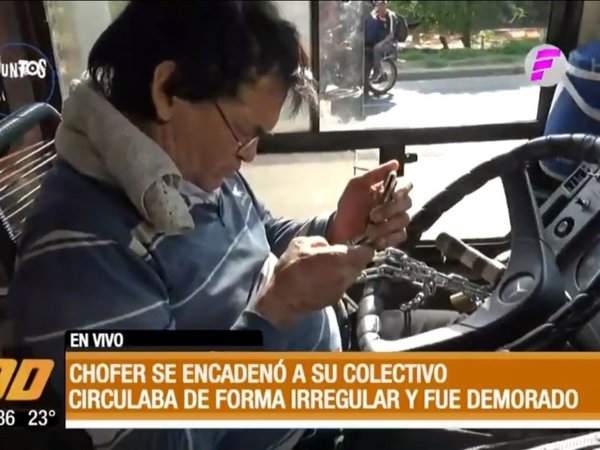 Chofer se encadenó a su volante cuando lo agarraron por circular sin permiso