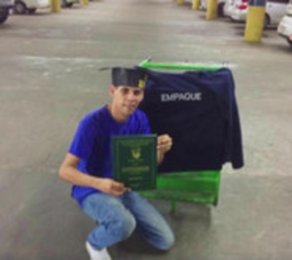 Se recibió de enfermero trabajando como empacador en un súper - Paraguay.com