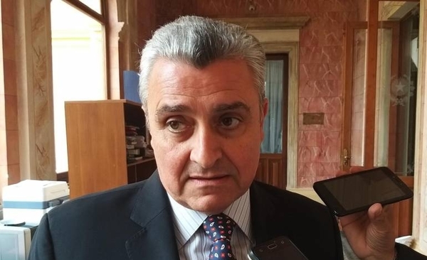 HOY / Villamayor reflota al 'eterno' estudiante chileno para agitar fantasma de desestabilización