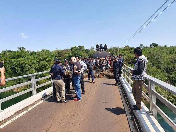 Ciudadanos brasileros bloquean el puente entre Alto Paraná y Caaguazú » Ñanduti