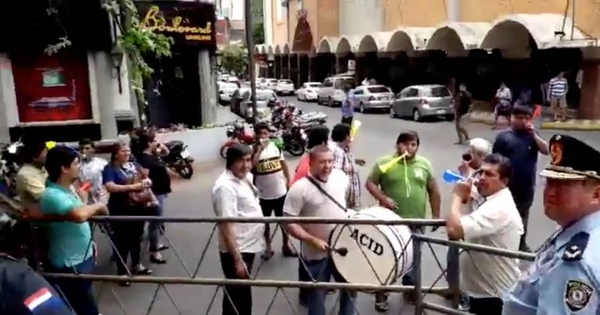 HOY / Choferes de la Línea 18 exigen respeto de medida cautelar para seguir trabajando