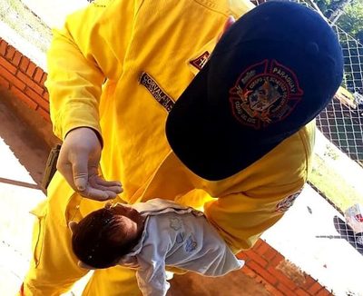 Bebé recobra la vida al ser bautizada por Bombero de CDE