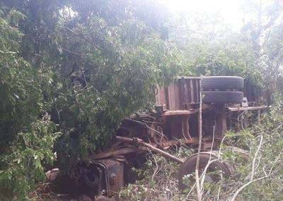 HOY / Camionero no pudo controlar su vehículo en pendiente y volcó: falleció en el acto