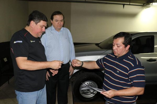 Sigue conflicto entre defensor del pueblo y el adjunto y ahora pelean por un vehículo - Nacionales - ABC Color