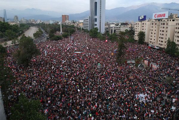 Miles de personas protestan en Santiago en medio de estallido social