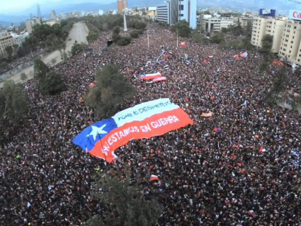 Casi un millón de personas en la denominada 'La marcha más grande de Chile'