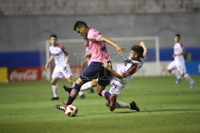 Un desteñido Nacional iguala con River