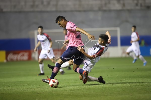 Un desteñido Nacional iguala con River