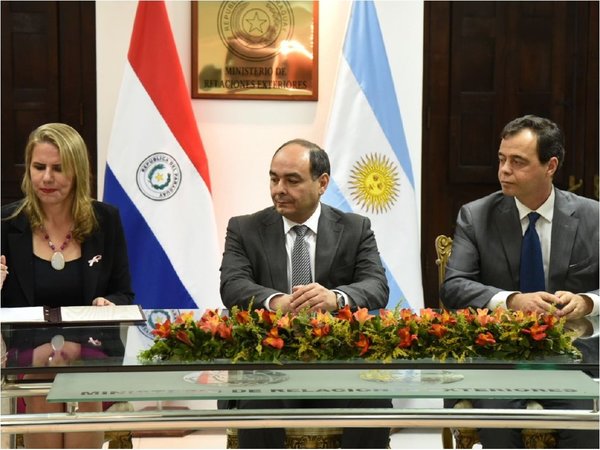 Paraguay firma con Argentina su primer acuerdo automotriz