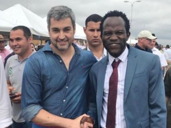Vendedor africano de ropas participó en la licitación de Petropar