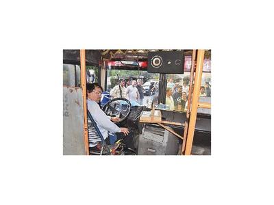 Chofer de línea cancelada decidió encadenarse al volante