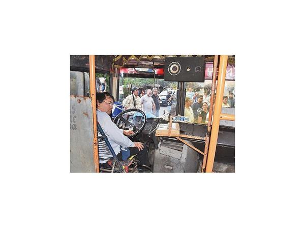 Chofer de línea cancelada decidió encadenarse al volante