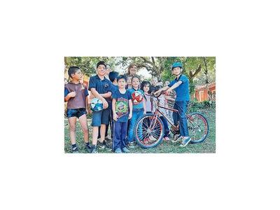 Presidente regala bici a un niño de Hohenau