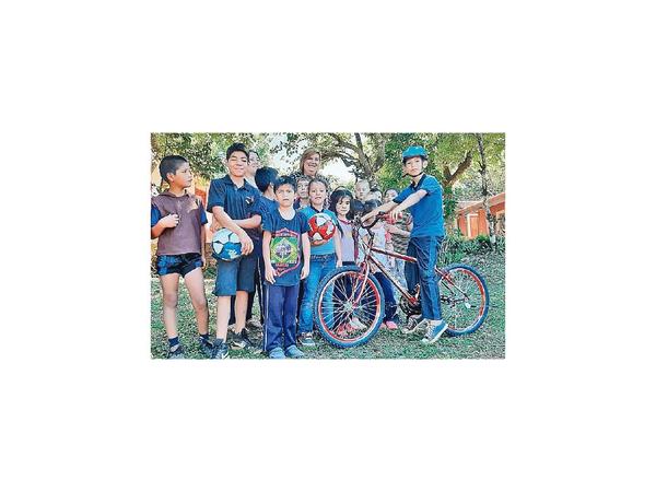 Presidente regala bici a un niño de Hohenau