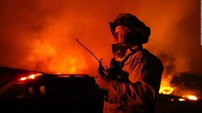 Combaten feroces incendios en EEUU