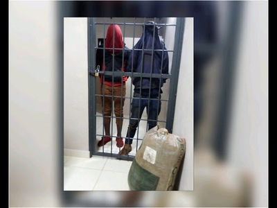 JOVENES DETENIDOS AL TRANSPORTAR BOLSA LLENO DE DROGA