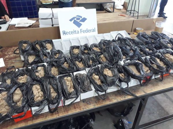 Agentes Federales de Foz encontraron arena en cajas de celulares