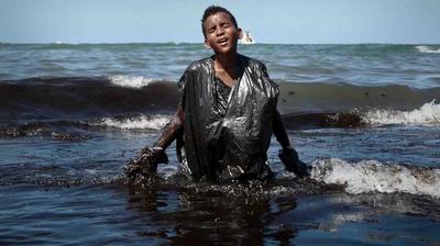 La historia detrás de la foto del niño cubierto de petróleo en playas de Brasil » Ñanduti