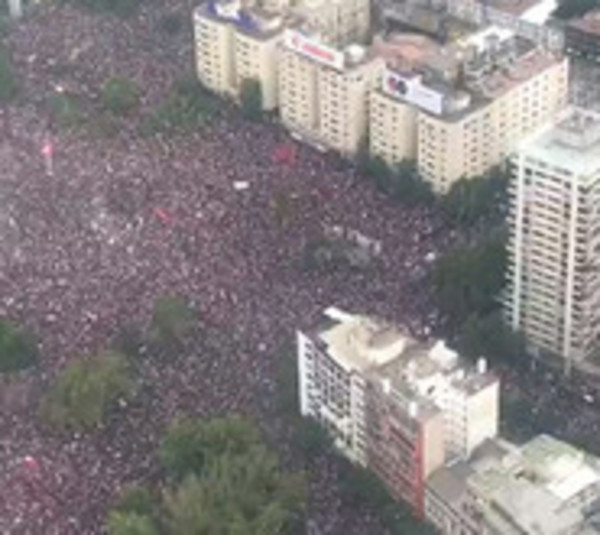 Multitudinaria marcha en Chile contra la desigualdad social - Paraguay.com