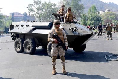 Fuerzas Armadas levantan toque de queda en Santiago después de una semana
