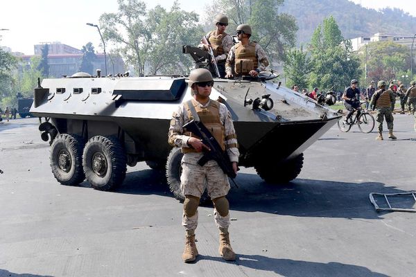 Fuerzas Armadas levantan toque de queda en Santiago después de una semana