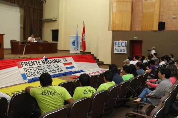 Encuentro reúne a docentes y estudiantes para debatir sobre educación pública