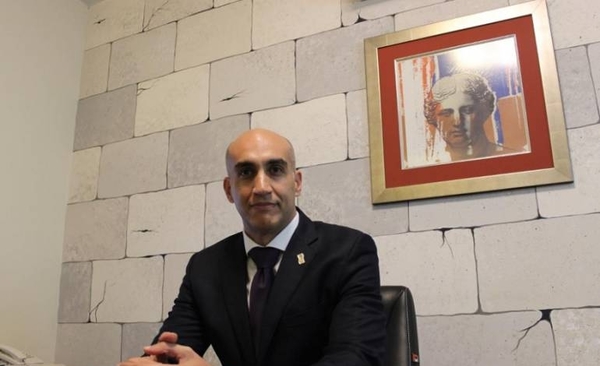 HOY / Salud llora miseria pero trae 'asesores importados' con sueldos de 19 a 45 millones