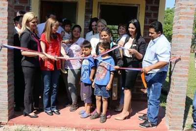 EMOTIVA ENTREGA DE VIVIENDA A UNA MADRE Y SUS 4 HIJOS