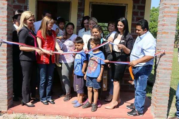 EMOTIVA ENTREGA DE VIVIENDA A UNA MADRE Y SUS 4 HIJOS