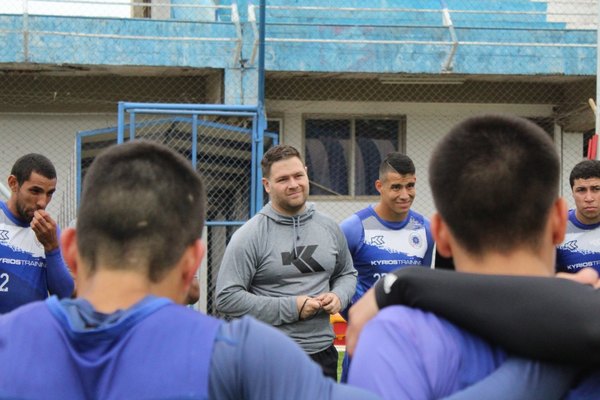 Farrar debuta y hace líder al 12 de Octubre