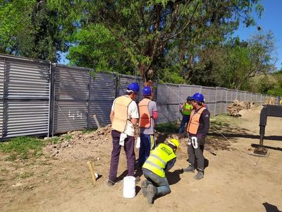 Corredor Botánico: Instalan columnas en Primer Presidente