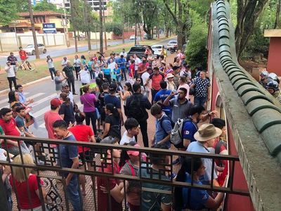 Kelembú y activistas “profamilia” intentan censurar actividad de SomosGay - Nacionales - ABC Color