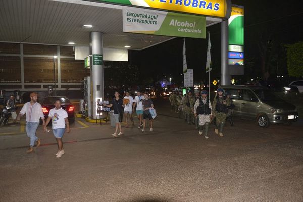 Miembros de SomosGay fueron escoltados por policías ante amenazas - Nacionales - ABC Color