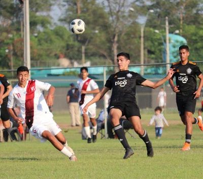 Olimpia permanece invicto en la cima de la Sub 16 - Fútbol - ABC Color