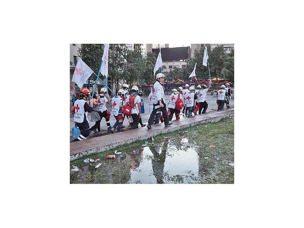 Voluntarios auxiliaron a cientos de heridos