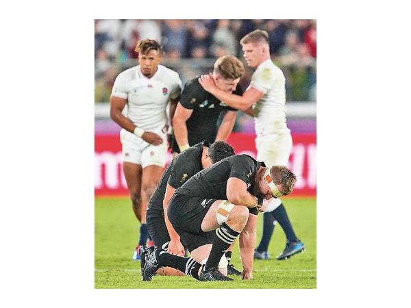 Los All Blacks de rodillas