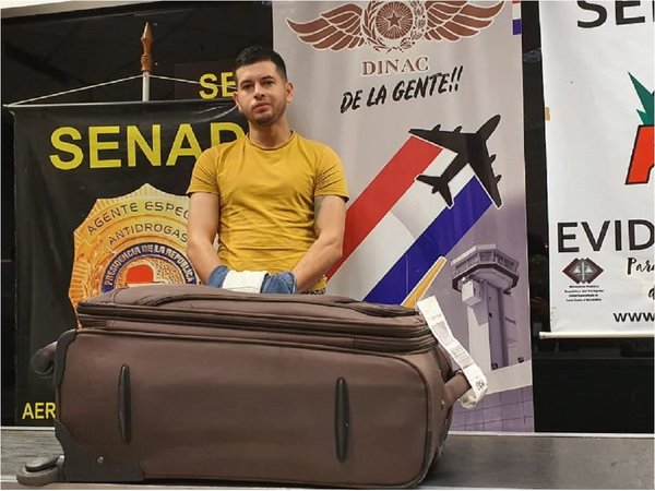 Can Akira detecta cocaína en maleta de paraguayo que iba a Madrid