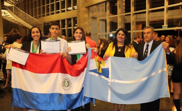 HOY / Estudiantes paraguayos ganan el primer puesto en feria mundial