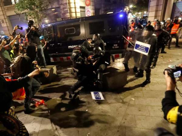 Barcelona: Siete detenidos y 28 agentes heridos en altercados