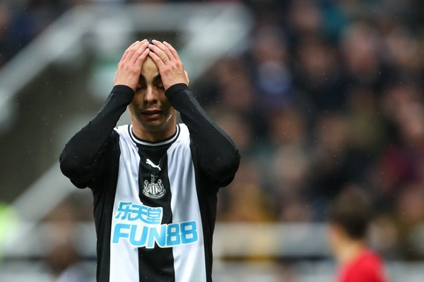 Newcastle empató ante el 'Wolves' y Almirón estuvo cerca de anotar