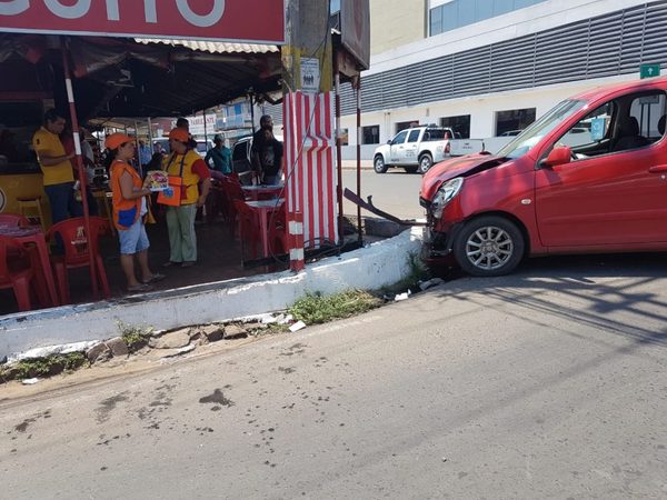 Aparatoso choque en esquina con semáforos | San Lorenzo Py