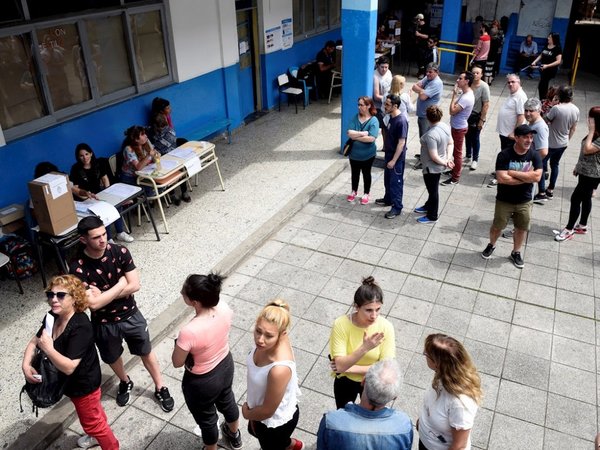 Cierran los centros electorales en Argentina