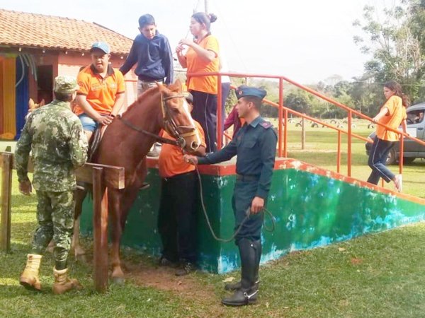 El caballo, un aliado de personas con discapacidad en Curuguaty