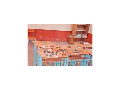 Cae una  parte del techo de  un  colegio  en La Colmena