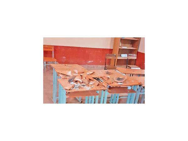 Cae una parte del techo de un colegio en La Colmena