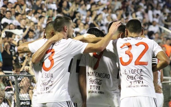 Gana el clásico blanco y negro para distanciarse en la cima